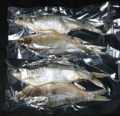 Вакуумная упаковка вяленой рыбы по 2 шт