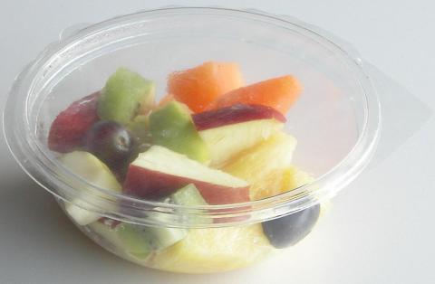 Упаковка фруктовых салатов в лотки