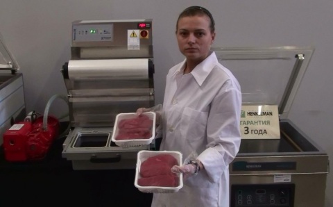 Упаковка свежего мяса в контейнеры Reepack Reetray-20